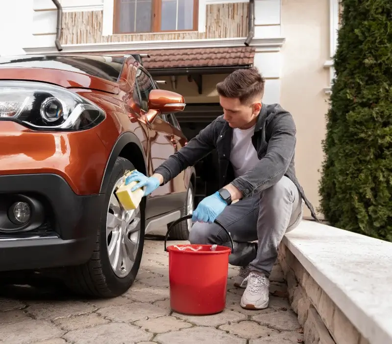 Lavage auto à domicile Saint-Barthélemy-Grozon : professionnel intervenant sur un véhicule